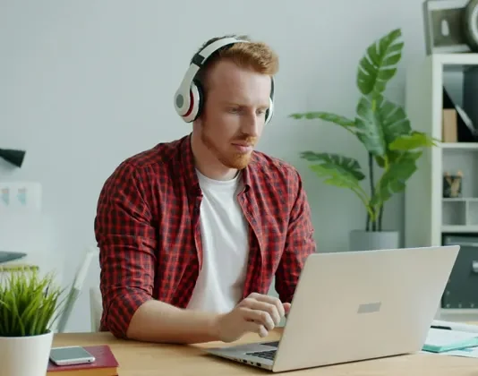 Side Hustles That Actually Scale for Six-Figure Professionals in 2026